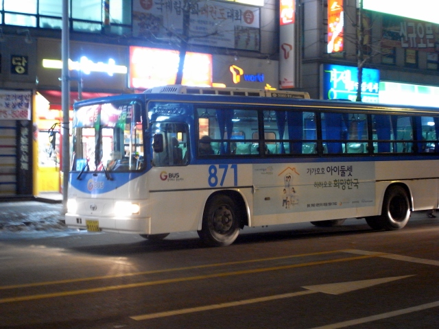 Bus at night in Seoul